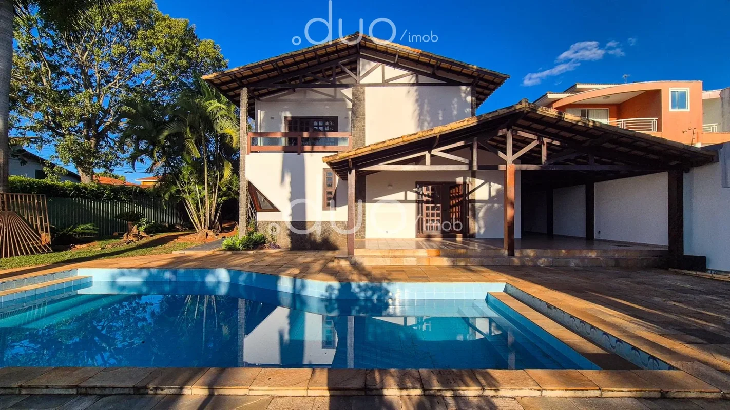 Casa QI 25 do Lago Sul, aprox. 800 m²Uma casa pensada em dois pavimentos, com cl...