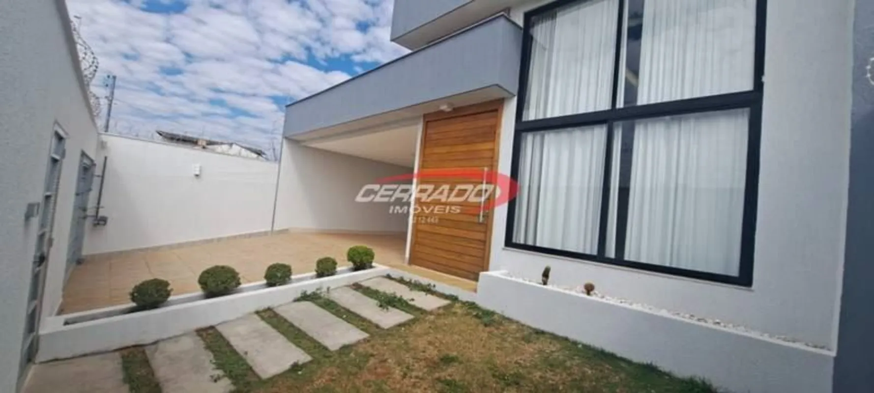 Casa de dois quartos sendo uma suite ! Sala ampla para dois ambientes, porta "VE...