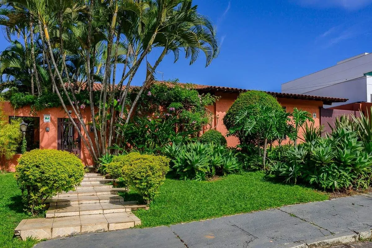 - ESCRITÓRIO;- 3 QUARTOS;- TÉRREA;- PISCINA;- LINDO JARDIM;- DESOCUPADA;AGENDE J...
