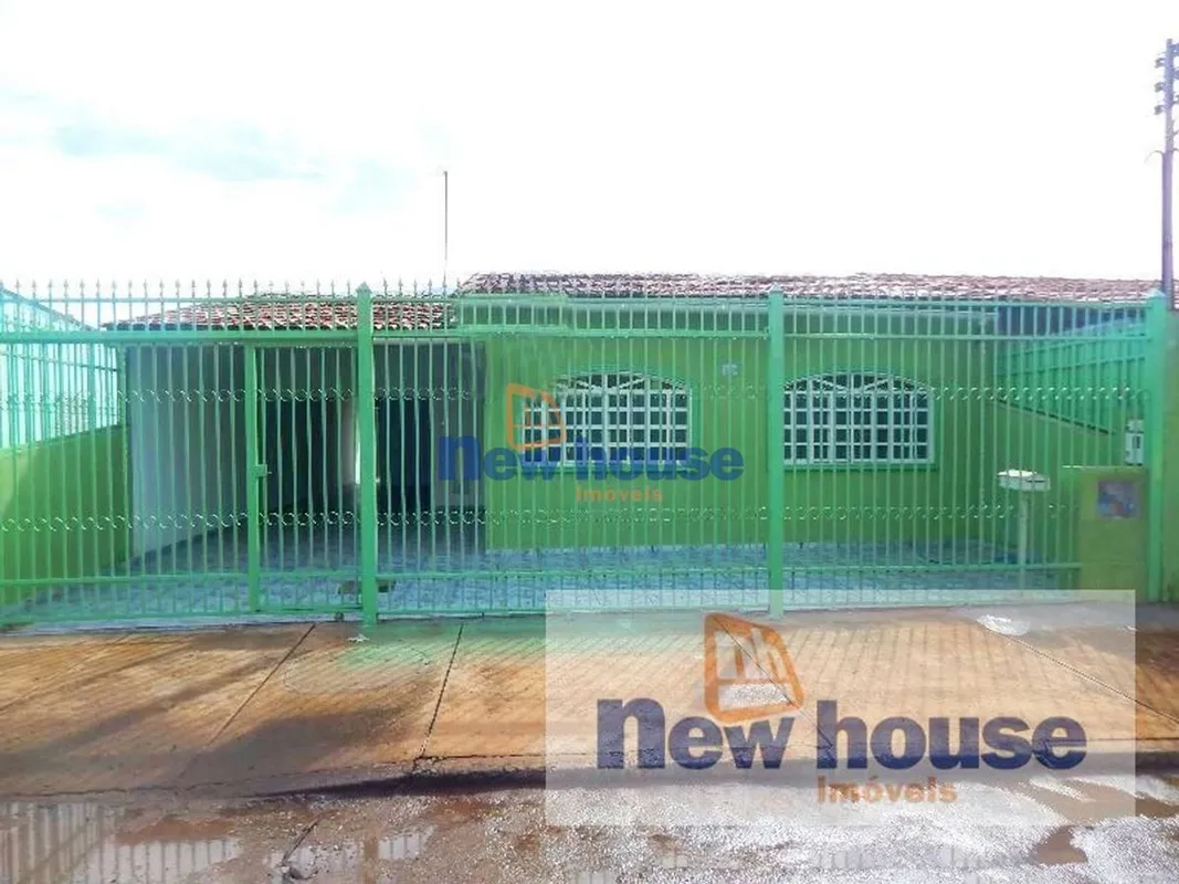 Excelente Casa de 3 Quartos (1 Suíte) com Garagem para 4 Carros QNM 17, Centro d...