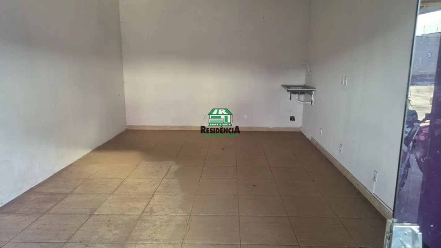 O imóvel conta com:Salas amplas, com cerca de (60 m²) e (40m²) cada;Possibilidad...