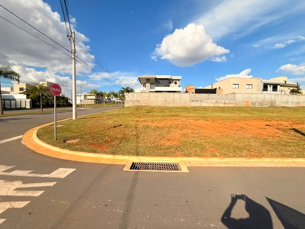Lote de Esquina | 419 m² | Jardins Capri. Destaques do imóvel: 419 m² de área; L...