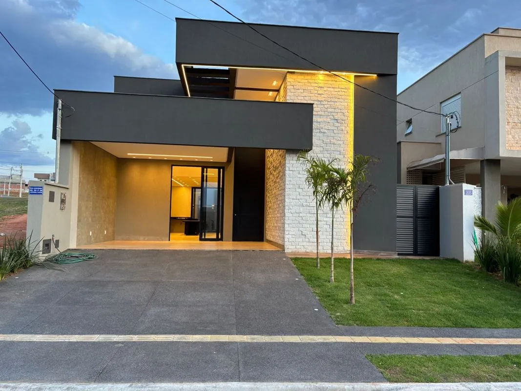 Casa térrea localizada no Jardins Capri•Lote: 263 m2•Área construída: 147 m2 •03...