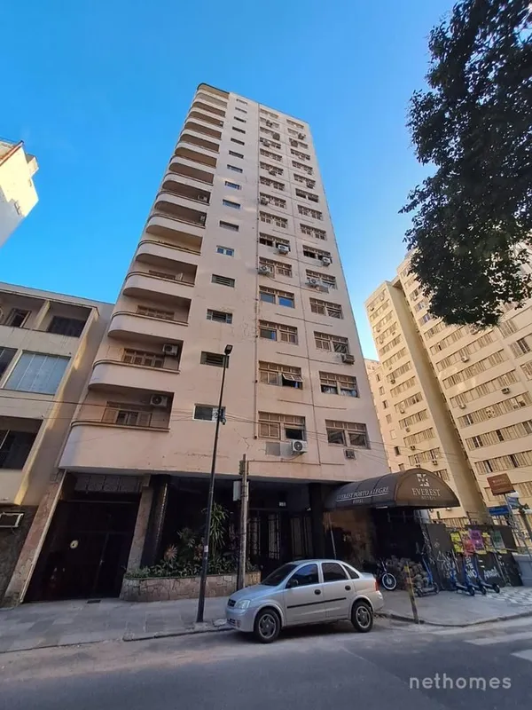 Prédio no Centro Histórico, com sacadas para R. Duque de Caxias e para a Avenida...