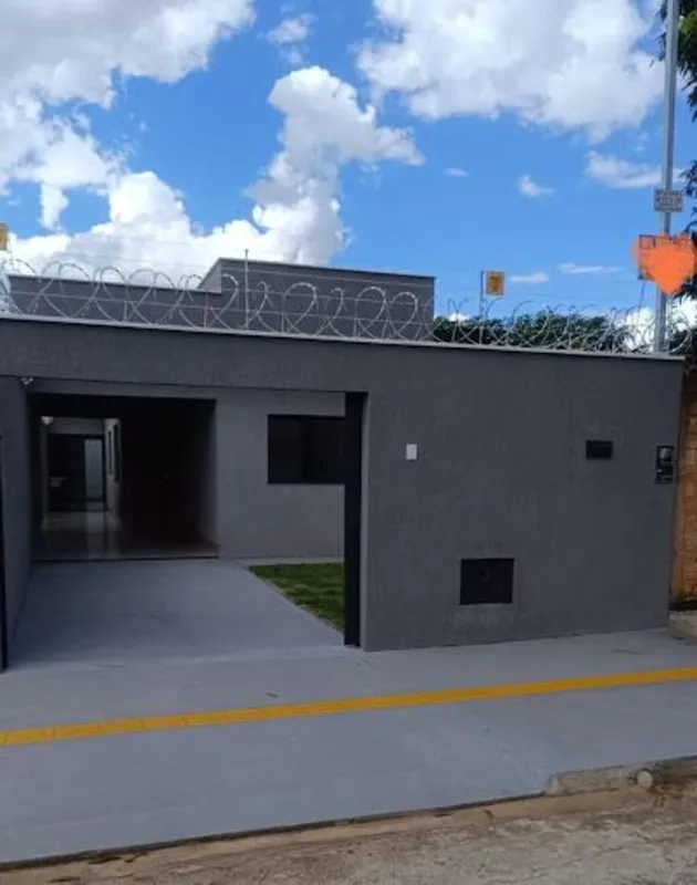 Casa recém-construída, contendo:- Sala com cozinha integrada;- 2 quartos, sendo ...
