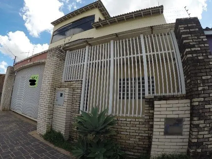 Lindo sobrado na QNM 20, térreo mais 2 pavimentos.Excelente para família grande,...