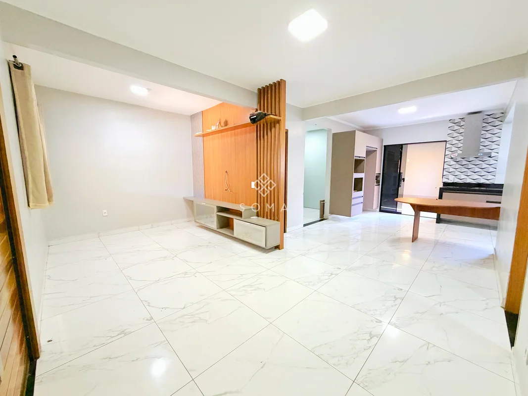 ESPECIFICAÇÕES DA CASA:- Sala ampla com painel de TV- Cozinha completa com banca...