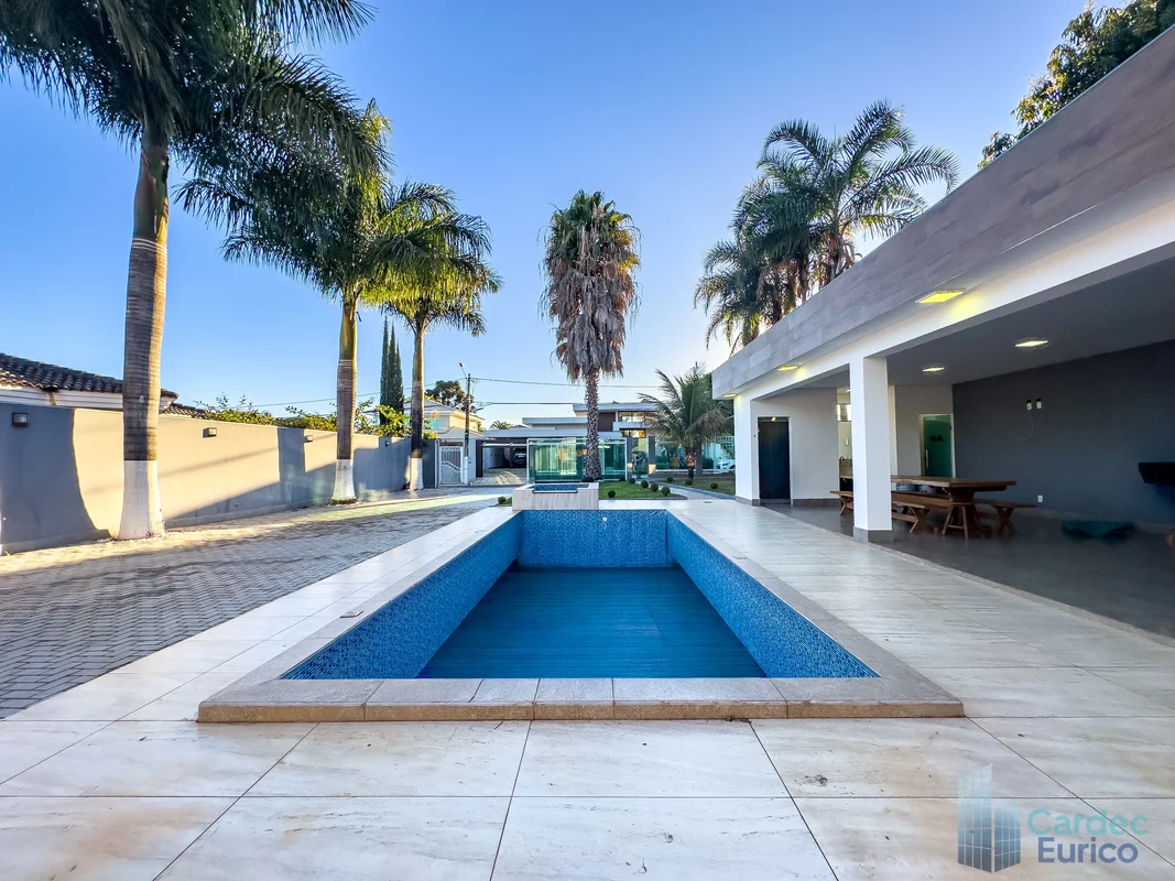 Construída em um terreno de 800 m², a casa impressiona pela arquitetura, integra...