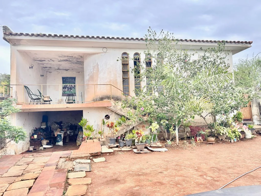 Sobrado localizado no bairro Jardim Petrópolis, no pé do morro Mendanha, com uma...
