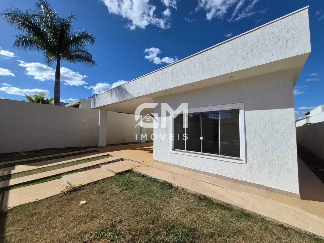 GM IMÓVEIS VENDE, Excelente casa térrea com escritura e Habit-se Três suítes;Pri...