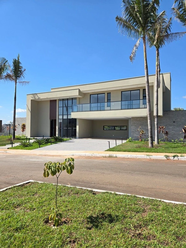 Descubra seu novo lar em uma casa moderna e espaçosa na SMPW Quadra 7 com 6 quar...