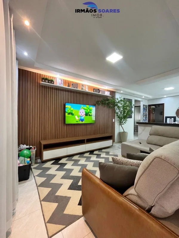 Casa térrea distribuída em sala de TV com painel, integrada a sala de jantar com...