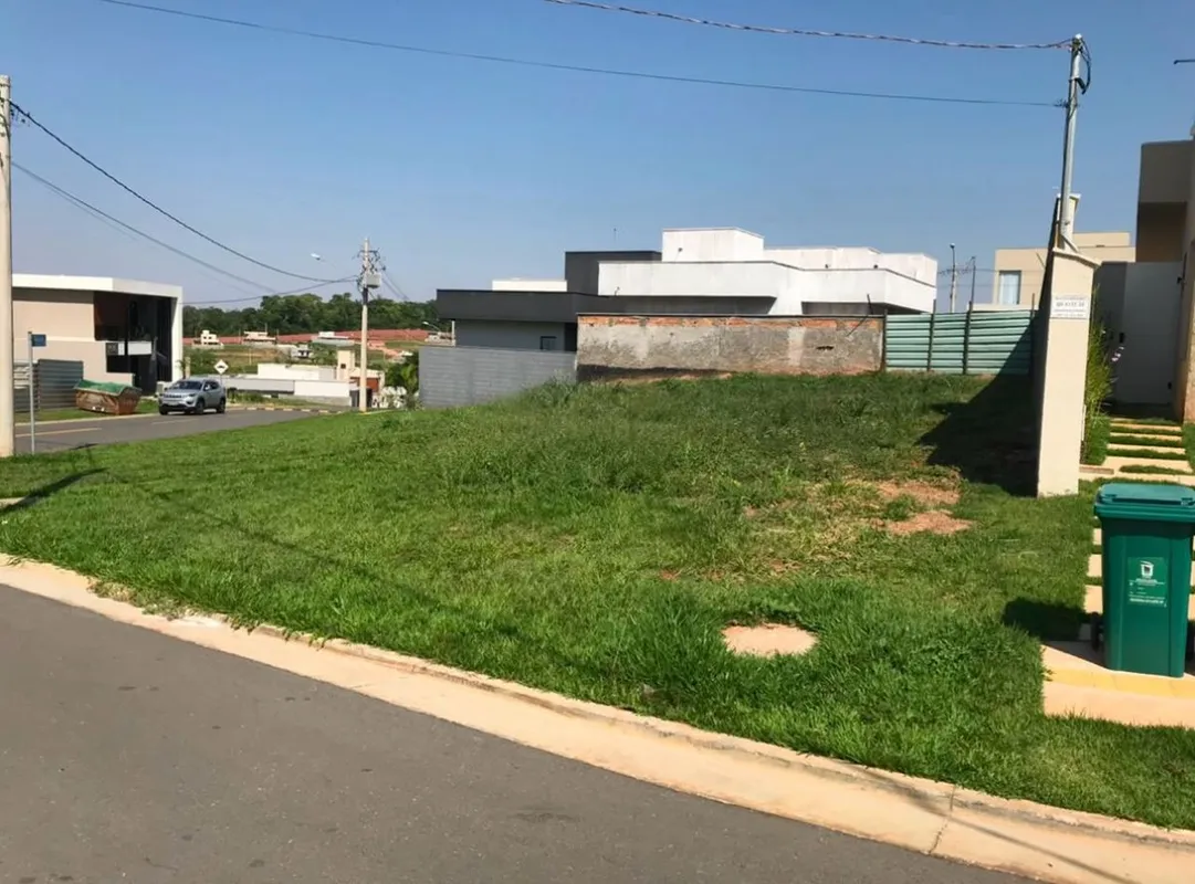 Vende-se um 01 Lote, bem Localizado, no Condomínio Jardins Bolonha em Senador Ca...
