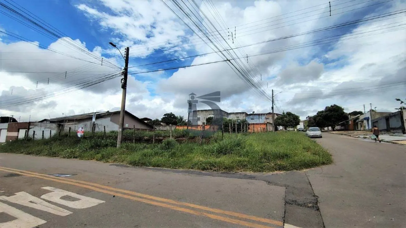 Lote de esquina com aproximadamente 410m² sendo - 8m frente / 13m fundos / 32,50...