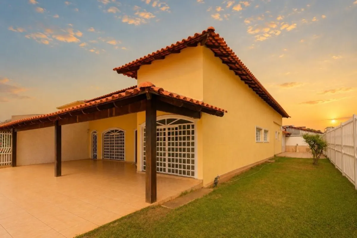 :: Casa de esquina | 360 m² de lote | 4 quartos (3 suítes) | Área gourmet Uma op...