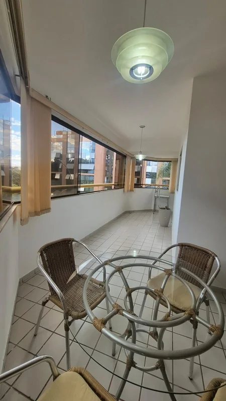 Descubra um apartamento confortável na SQN 214.-Sala intedgraga com varanda- 2 d...