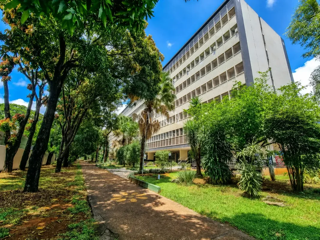 Conheça este excelente apartamento reformado, vazado e de meio de quadra na SQS ...