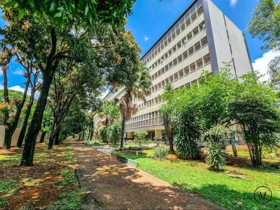 Conheça este excelente apartamento reformado, vazado e de meio de quadra na SQS ...