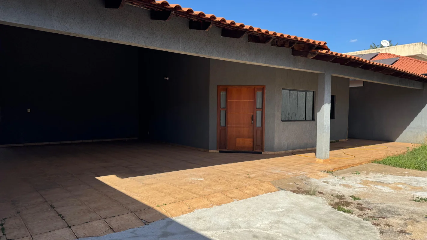 EXCELENTE CASA COM RECUOS LATERAISR$800.000,00Está pronta para regularizar junto...