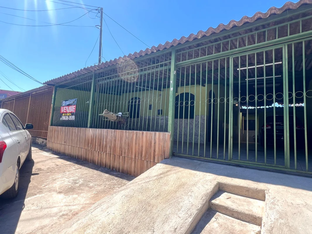 Vendo casa na QNP 05 localizada na avenida principal do P Norte.O imóvel possui ...