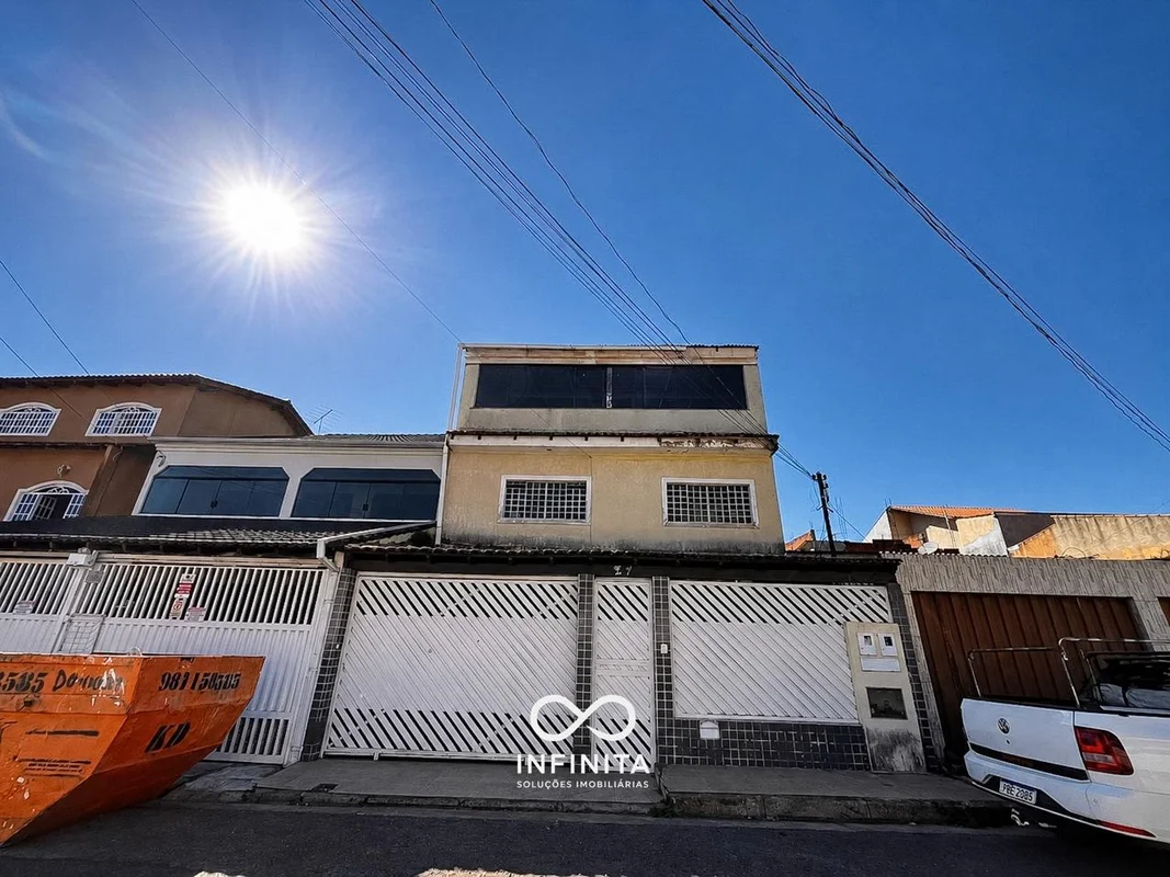 CASA – QE 46 – SOBRADO – TERRAÇOLocalizada na QE 46, ao próximo a Centro de Ensi...