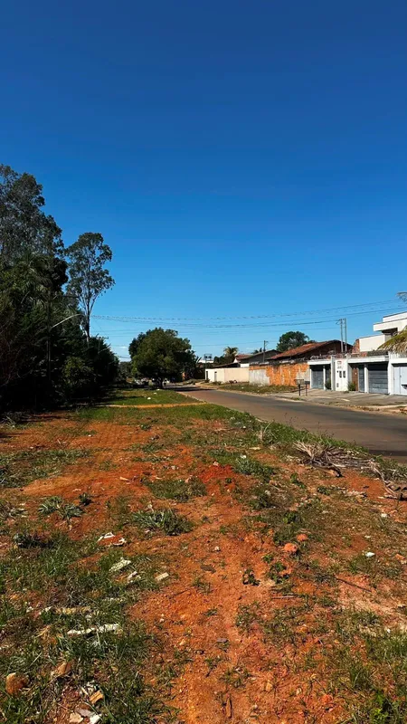 O imóvel conta com escritura e registro, acesso totalmente asfaltado, além de in...