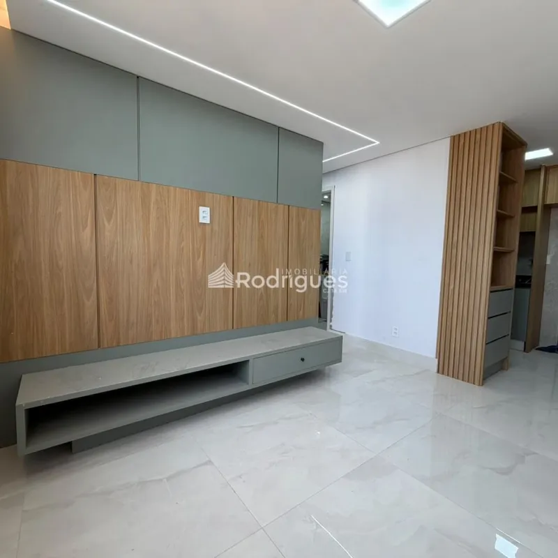 Rodrigues Imobiliária vende excelente apartamento, nascente, andar alto (prédio ...