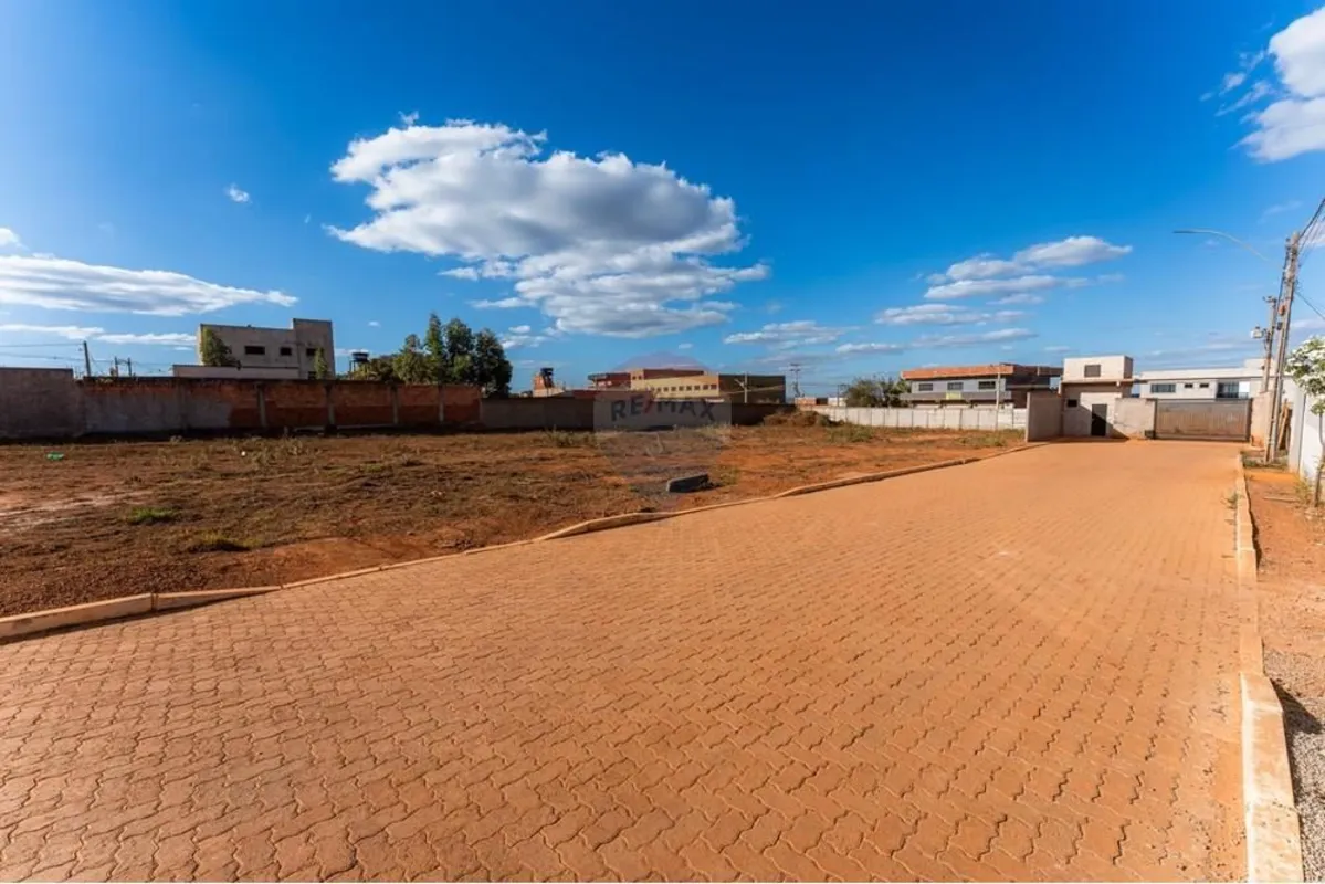 RE/MAX Prime vendeLotes murados em Condomínio Fechado na Rua 2 da Colônia Agríco...