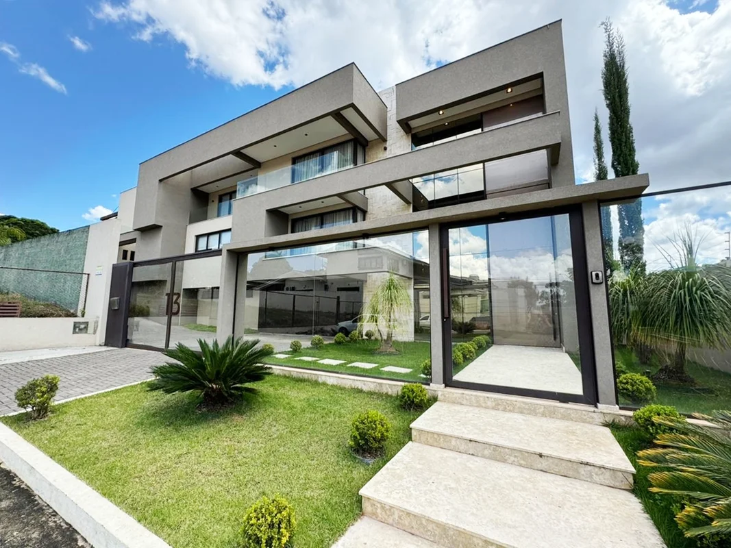  Arquitetura imponente, design contemporâneo e uma elegância que se revela em ca...