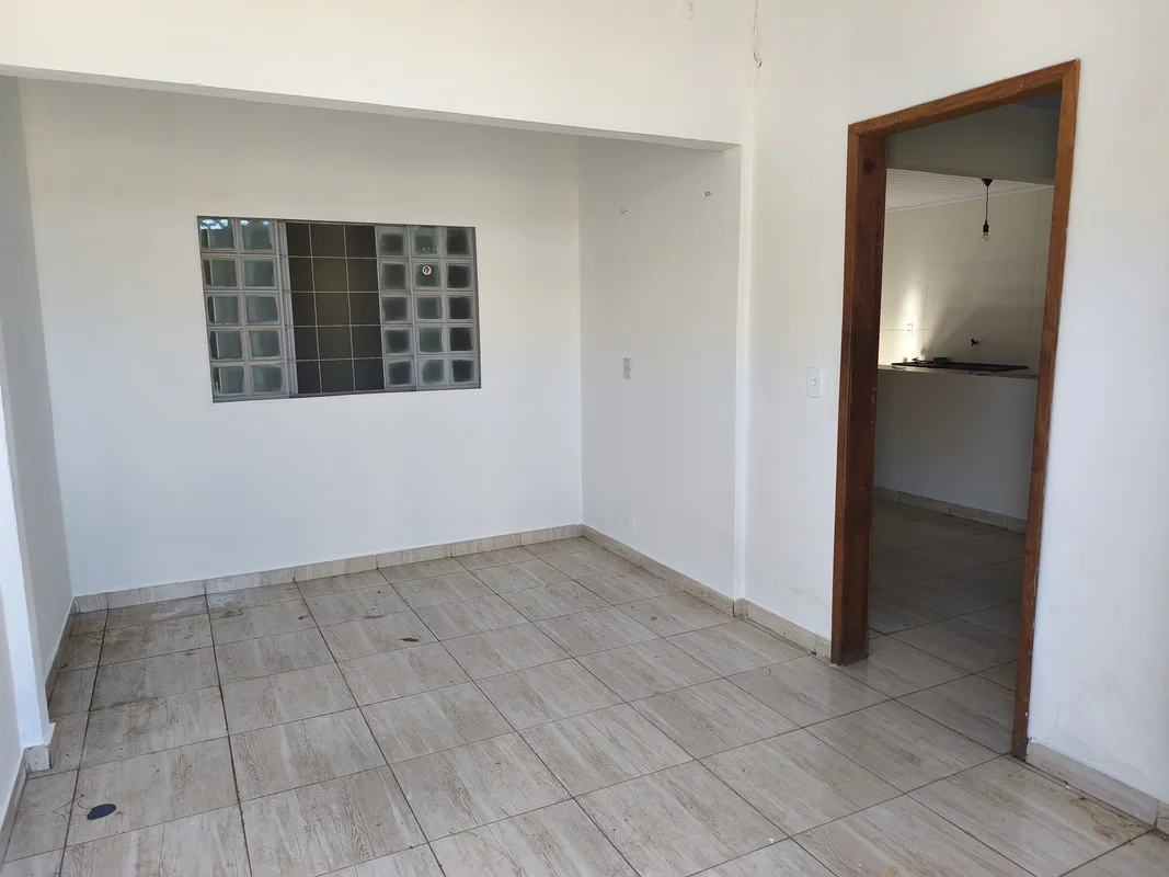 Alugo casa pequena com 2 quartos, sala,Cozinha e banheiro.Na Ar 01 de Sobradinho...