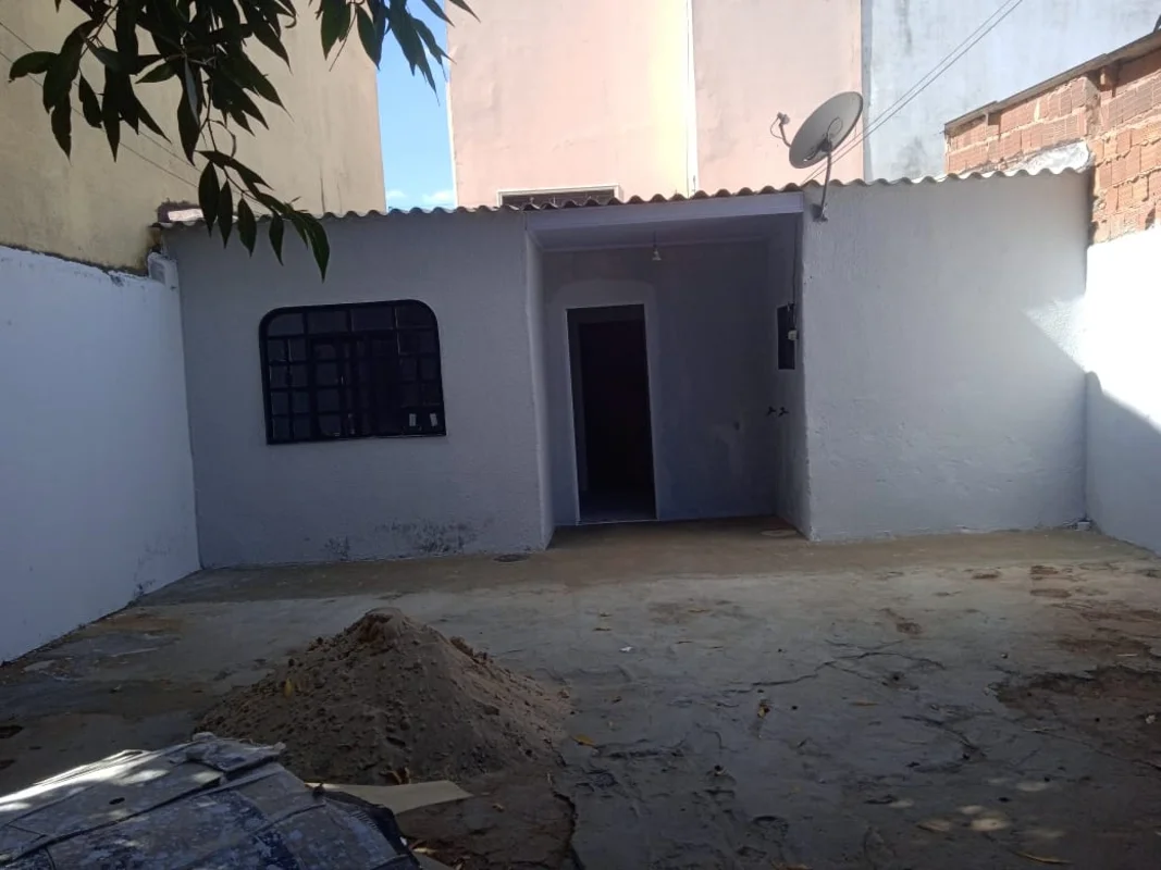 ALUGA-SE CASA NA QR 516 SAMAMBAIA SULCASA de 02 quarto, sala,cozinha, banheiro s...