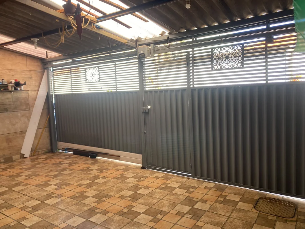 VENDE-SE UM CASA NA QR 404 SAMAMBAIA!Possui: 2 quartosSalaCozinhabanheirosGarage...