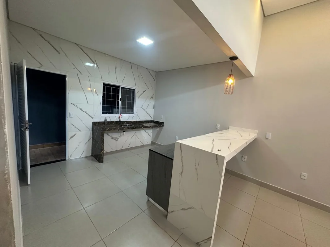 Casa recém-construída em condomínio pequeno, bem planejado e tranquilo.Imóvel co...