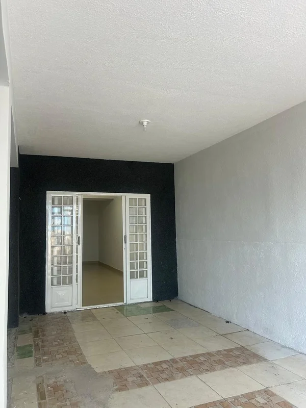 Alugo casa na QNQ 4- 2 quartos- Sala de estar com 2 ambientes- Cozinha- Banheiro...