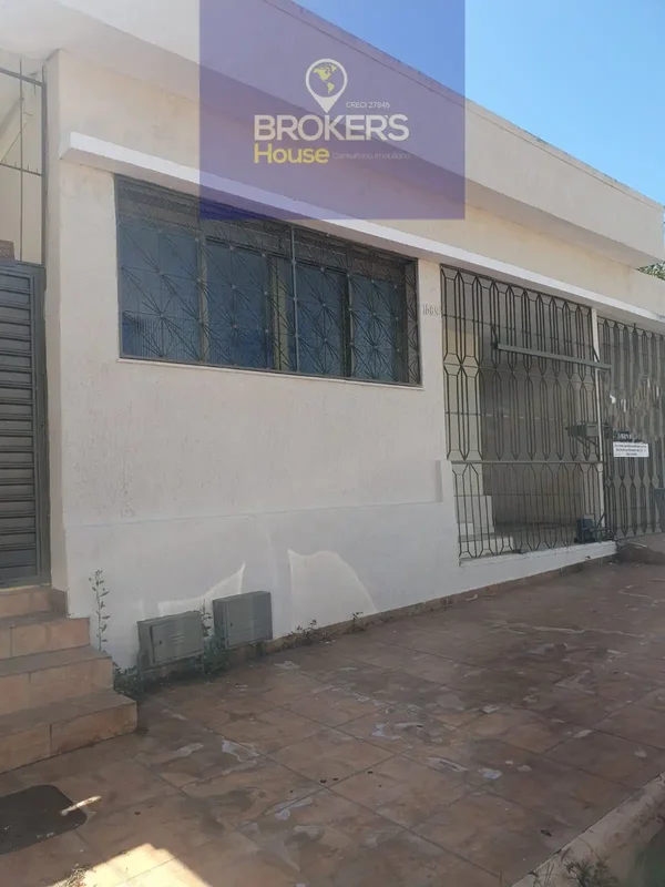 Ótima casa, com garagem pequena, 4/4, banheiro social, sala cozinha, lavanderia....