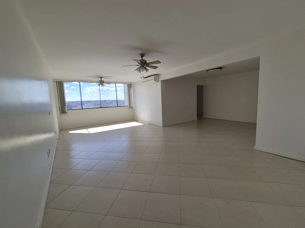 Apartamento de canto, semi-vazado, bem localizado, próximo à faculdade, padaria,...