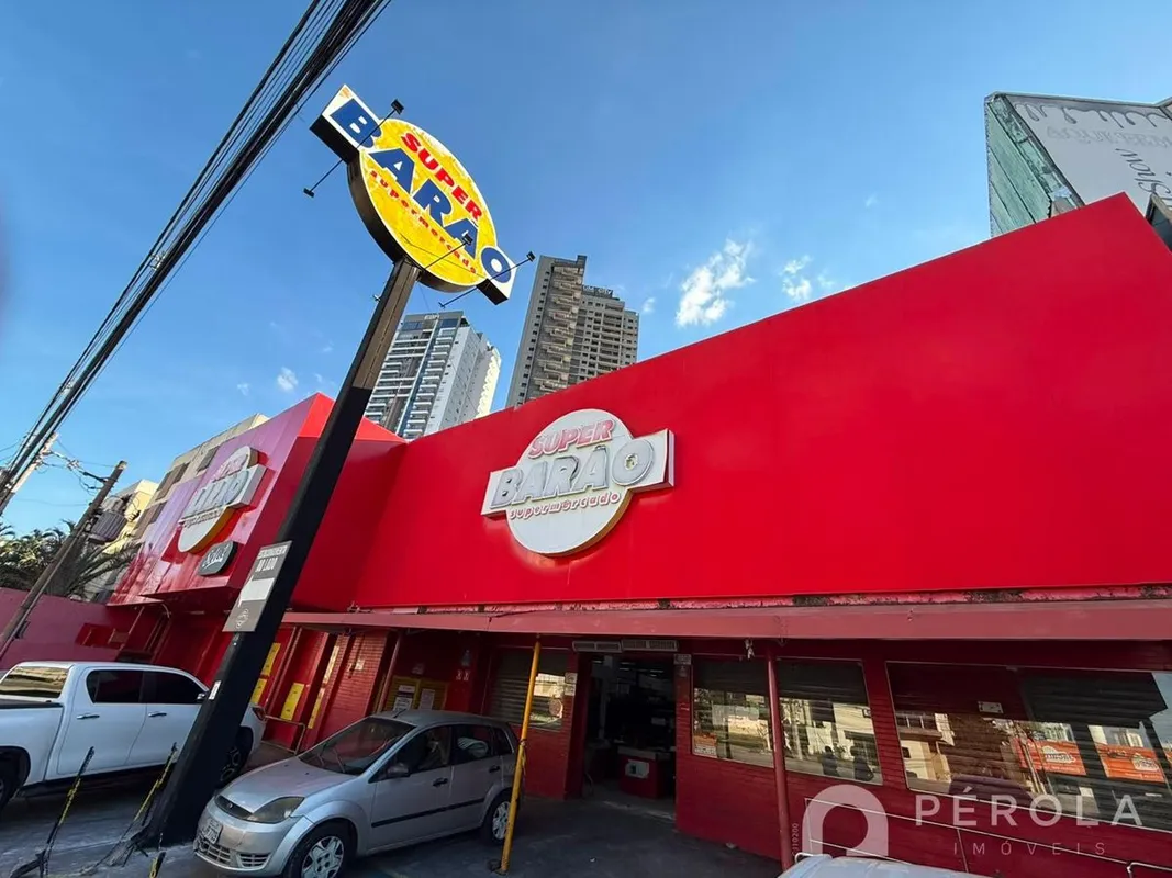 Prédio comercial onde funcionava o antigo Supermercado Barão, localizado às marg...