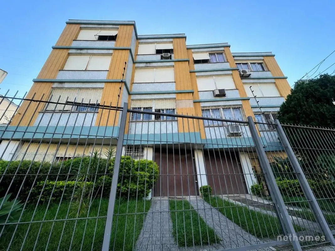 Apartamento térreo totalmente reformado, localizado no Bairro Rio Branco, próxim...