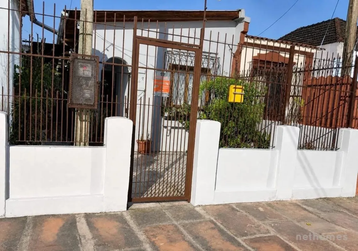 Casa térrea reformada, pronta para morar, com 2 dormitórios, amplo pátio e edícu...