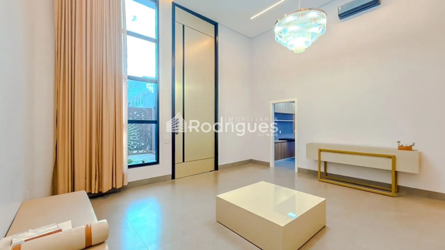 RODRIGUES IMOBILIÁRIA vende uma belíssima casa de alto padrão em condomínio fech...