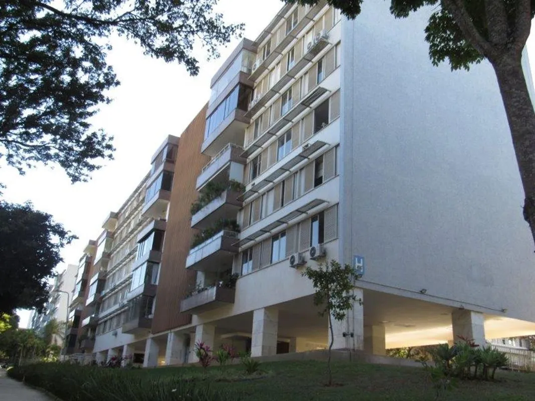 Imóvel com 3 quartos, 3 banheiros, área construída de 131m² e área total de 201,...