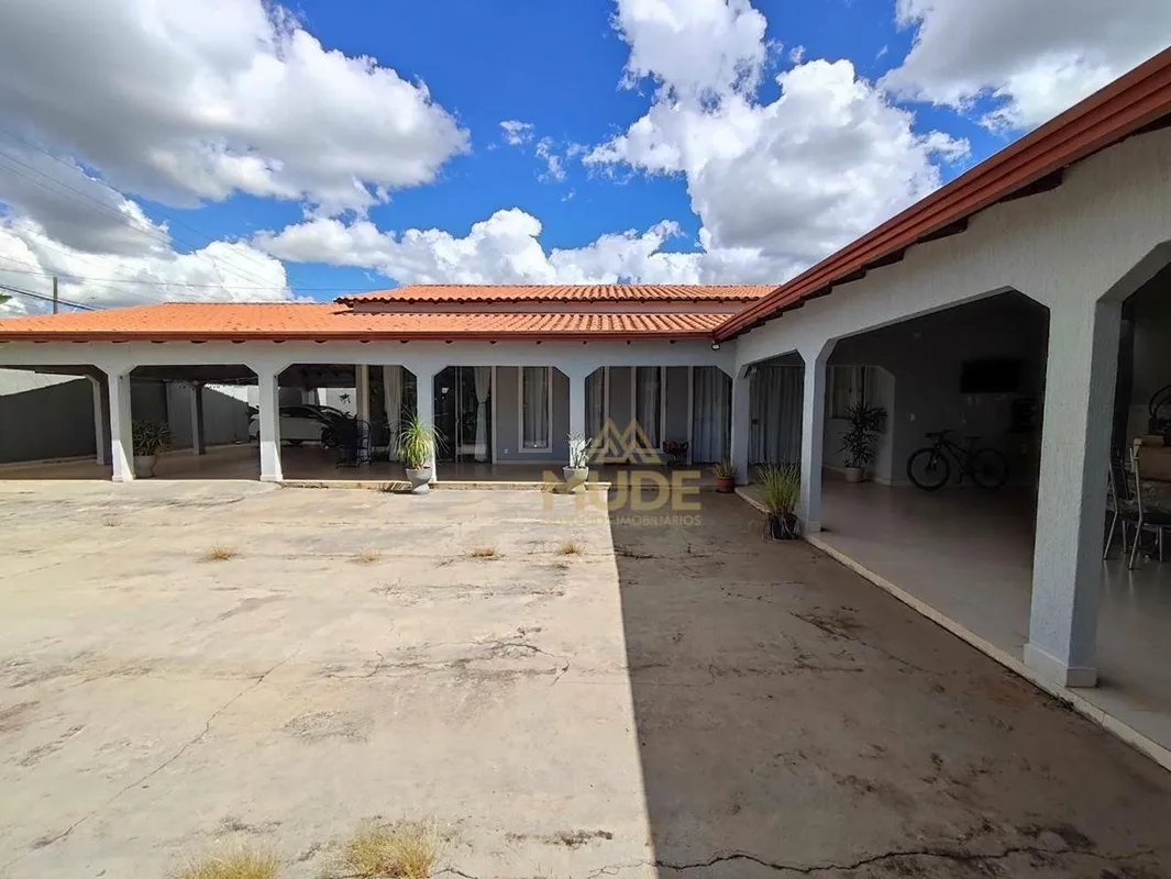 3 Quartos c/ Suíte | 3 Banheiros | 5 Vagas | Terreno: 700m² | Construção: 280m² ...