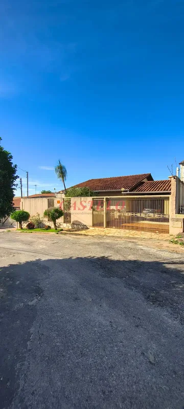 * 3 quartos sendo 1 suíte, sala, cozinha, banheiro social, DCE, amplo quintal co...