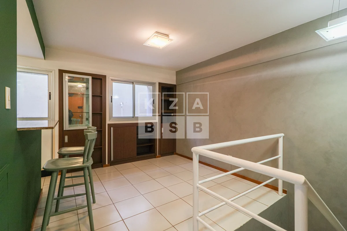 "Disponível para aluguel, este elegante apartamento duplex conta com dois quarto...