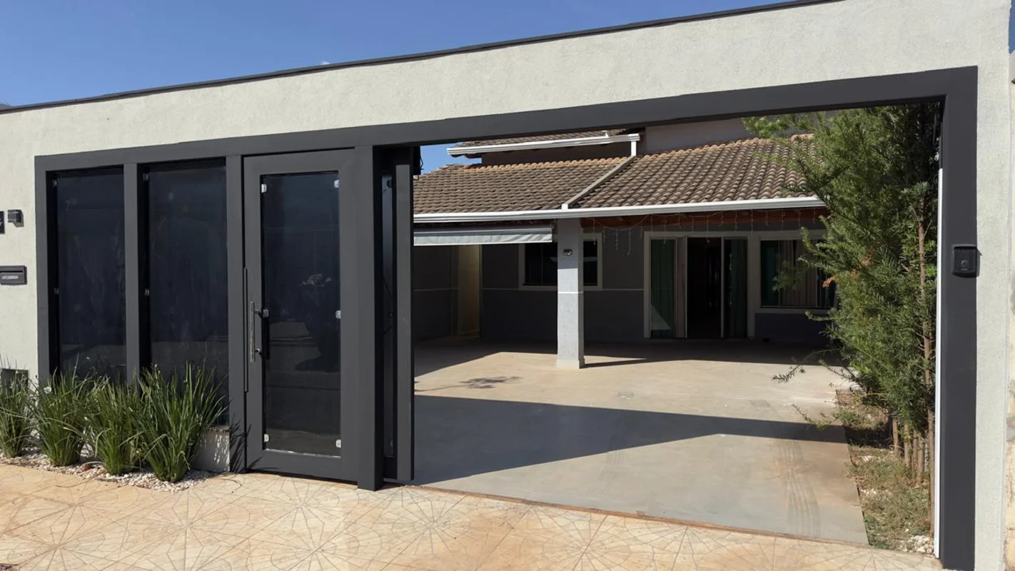 Descubra uma linda casa de condomínio à venda na Rua 12, Vicente Pires, DF. Com ...