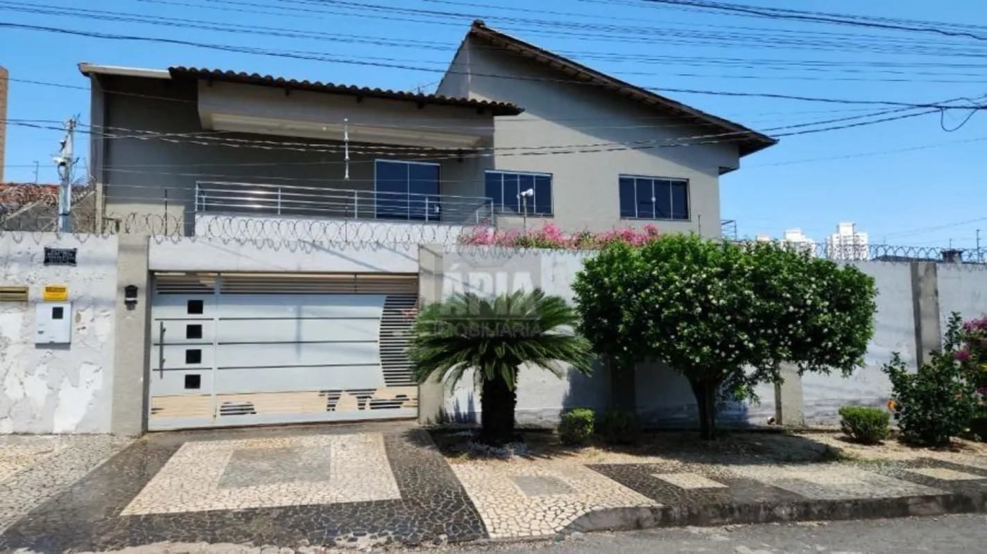 Pavimento Inferior01 lavabo2 vagas de garagem cobertas + 2 descobertasAmpla sala...