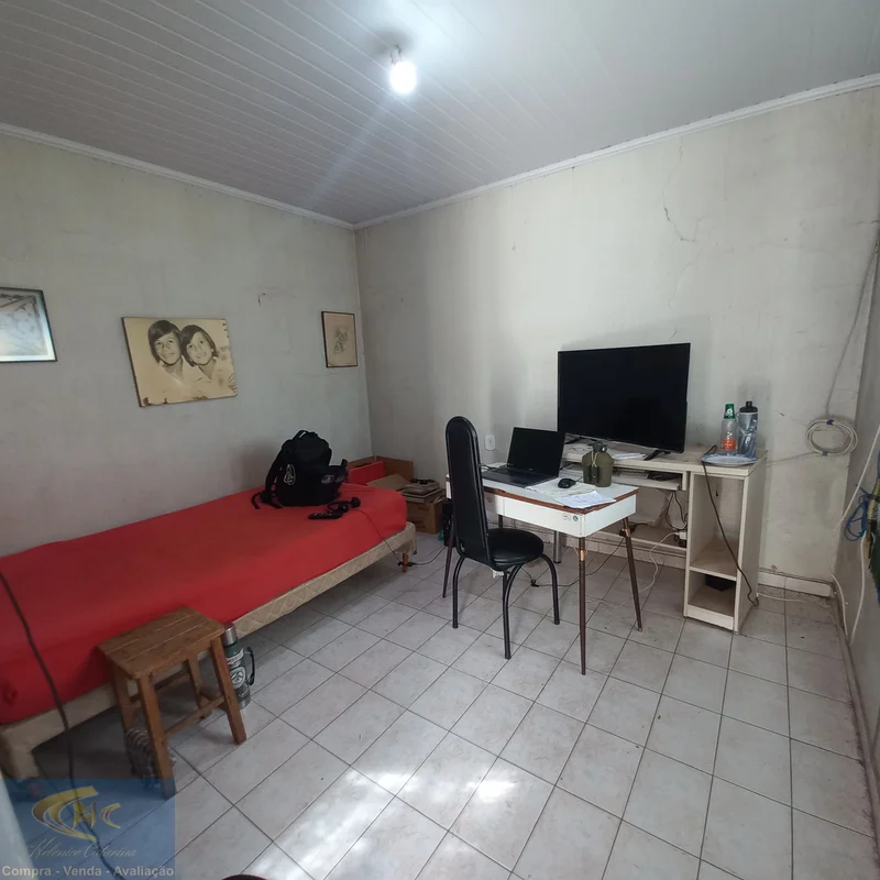 QI 12 Oportunidade para morar ou investir!Lote 90m, distribuição: Casa principal...