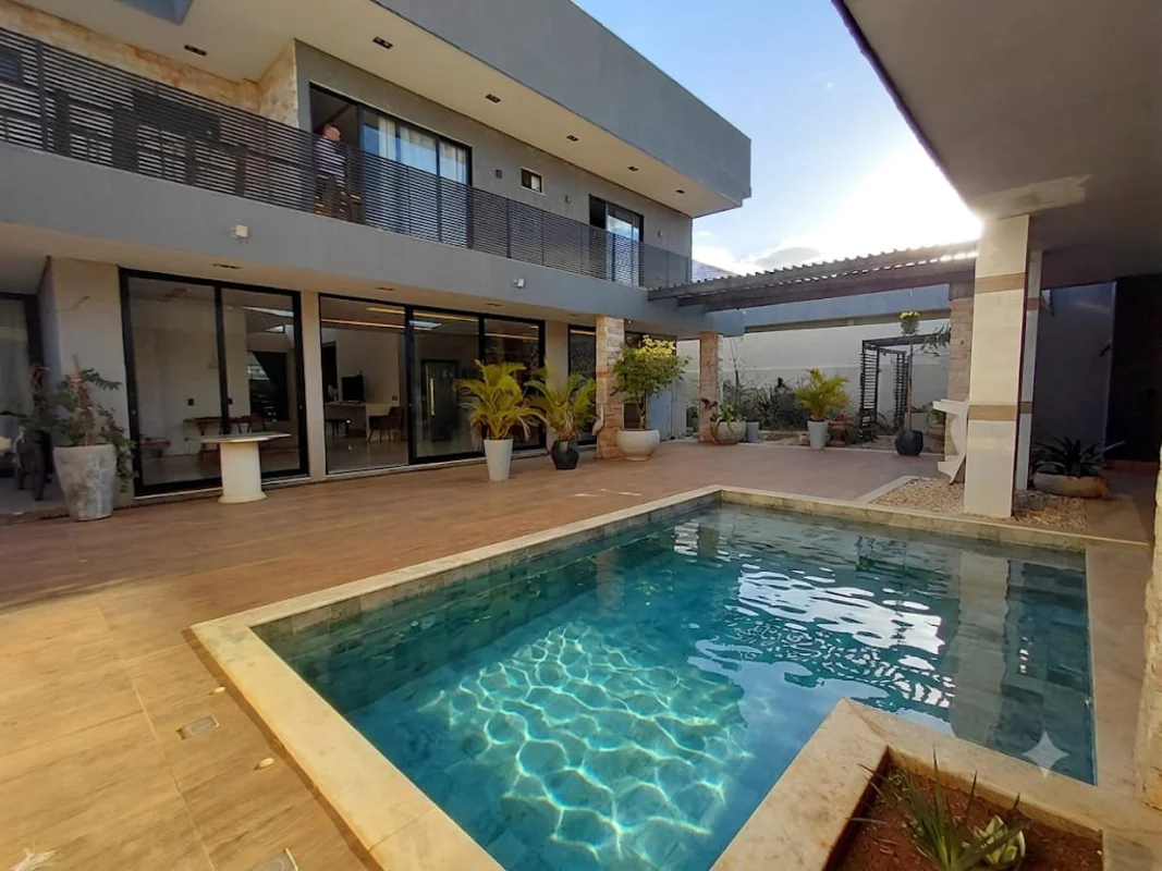Apresentamos esta belíssima casa , projetada para oferecer conforto, sofisticaçã...