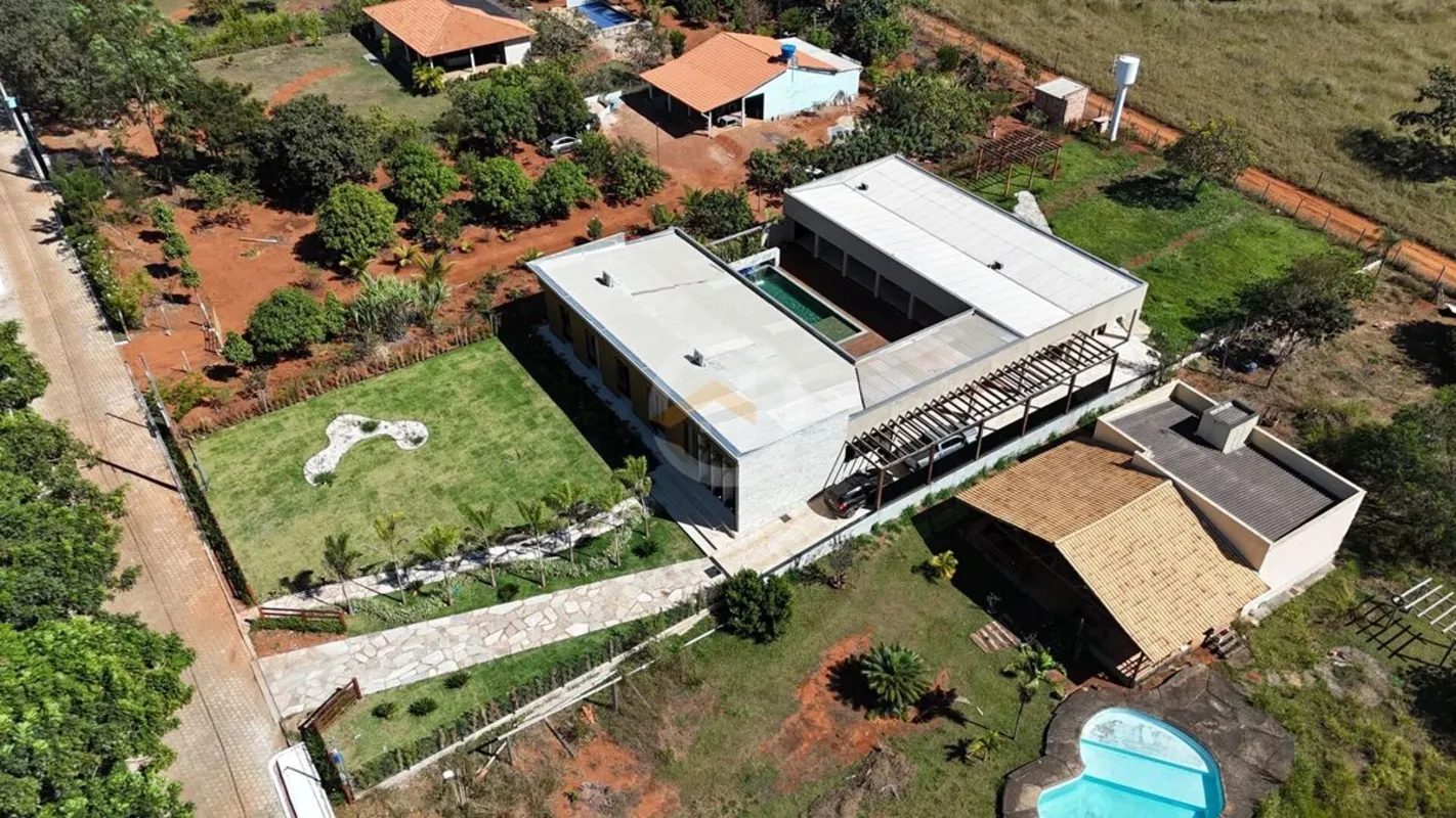 Chácara no Condomínio de Chácaras Camargo em Aragoiania.2.400 m² área total;1.03...
