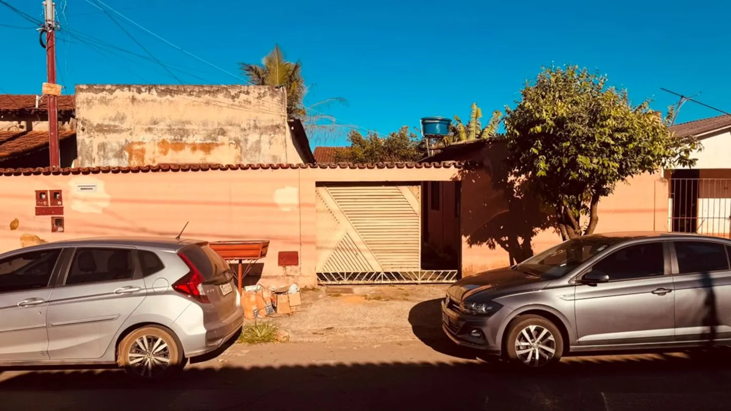 Casa ao fundo com dois quartos , 2banheiro , cozinha, área de serviço forrada co...